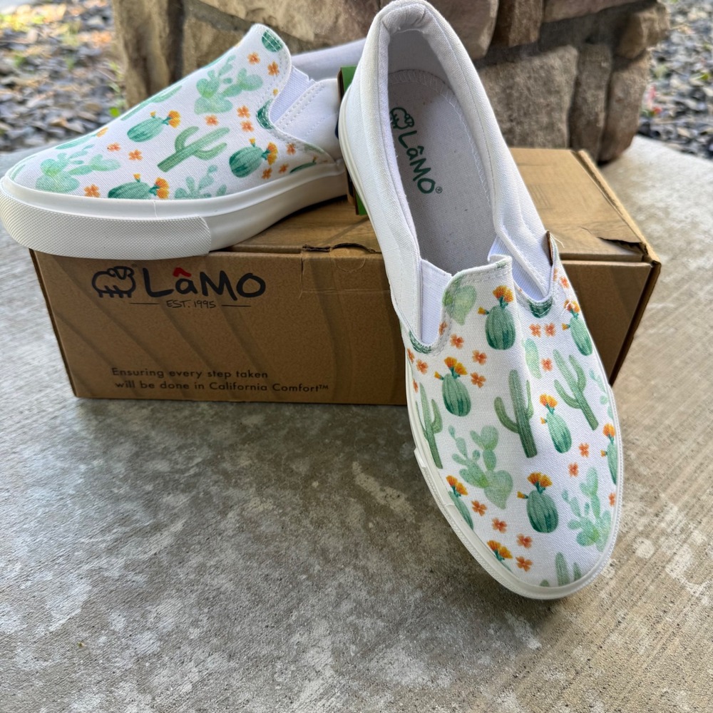 Lamo Piper II Womens 8.5 Cactus Print Canvas Slip On Sneakers White Green EW2417